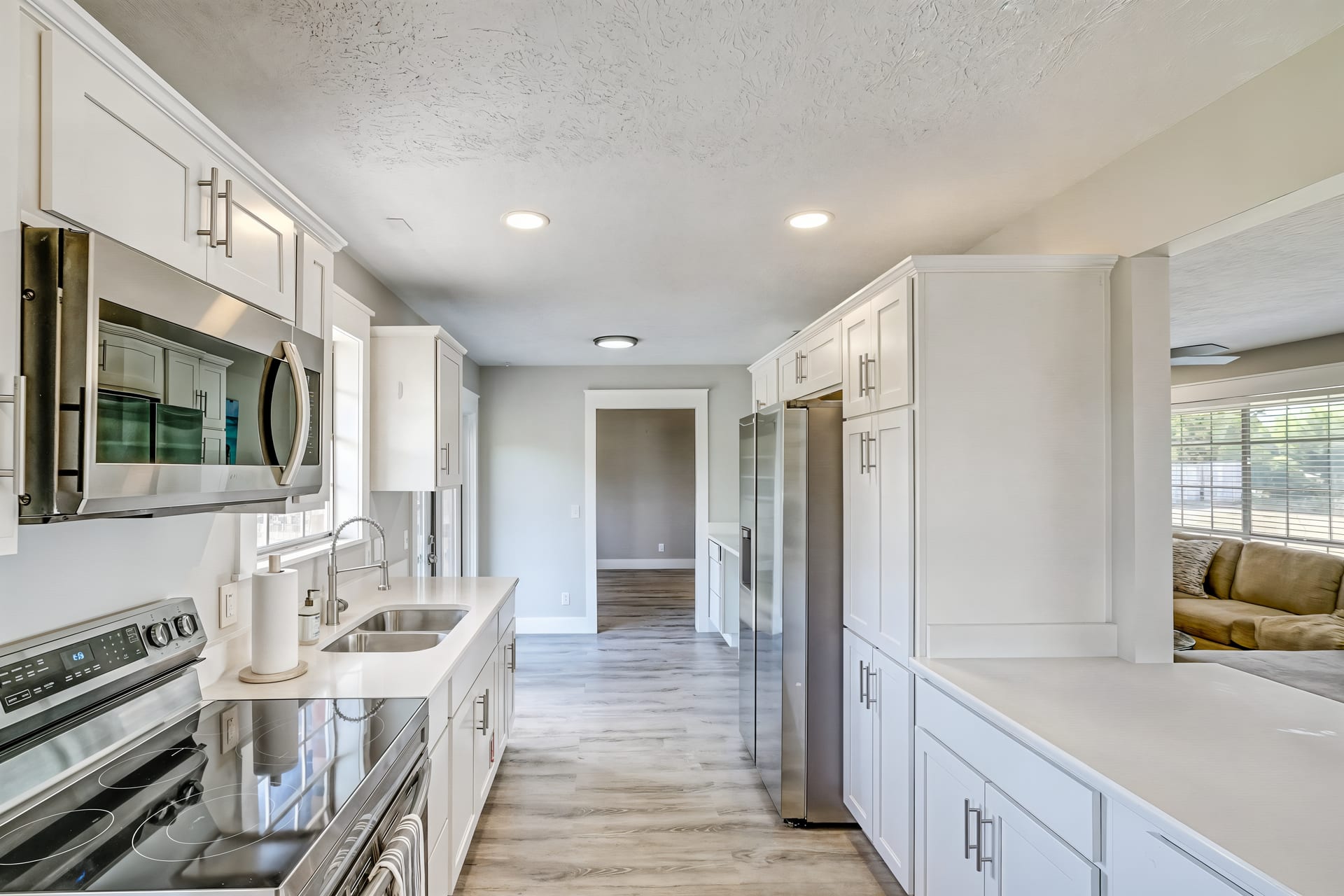 Kitchen & breakfast bar